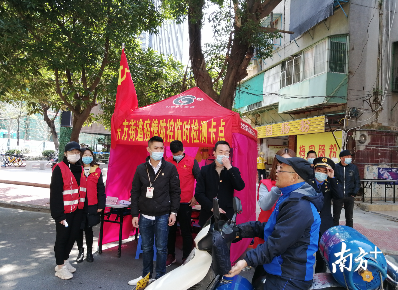 黄浩良与社区干部参与日常卡口检测。