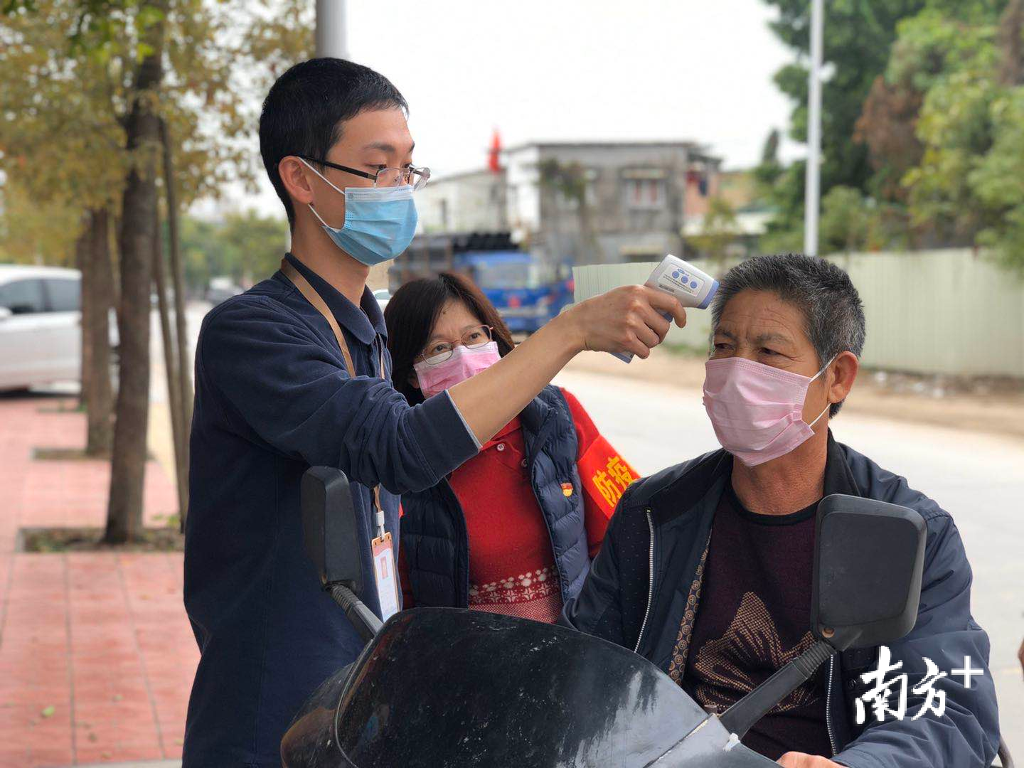 汕头职业技术学院教师詹剑涛协助在交通卡口测温。余丹 摄