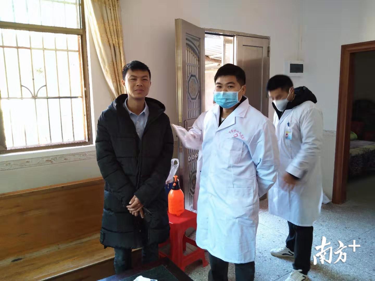 李永富（左二）耐心为村民科普防疫知识。