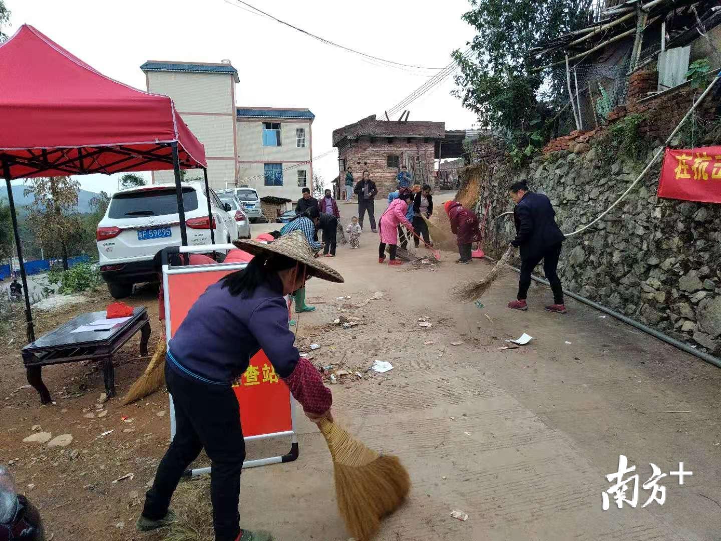 大搞村庄环境卫生。