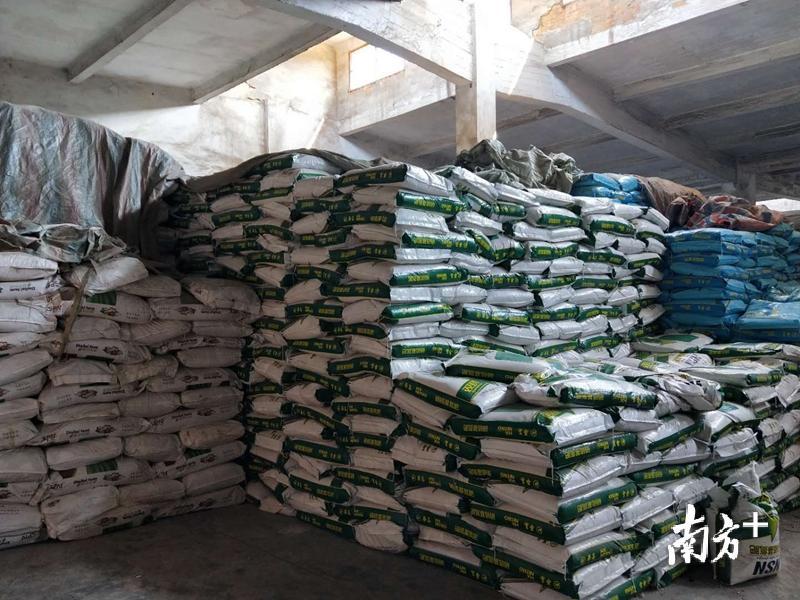 英德全市供销社系统目前已储备化肥8000吨，农药310吨。