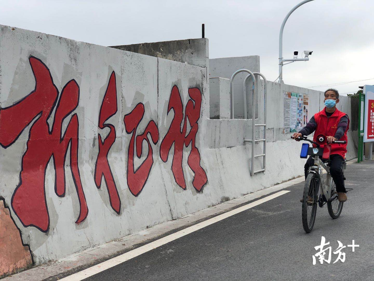 村民倪舜金志愿进行防疫宣传工作。余丹 摄