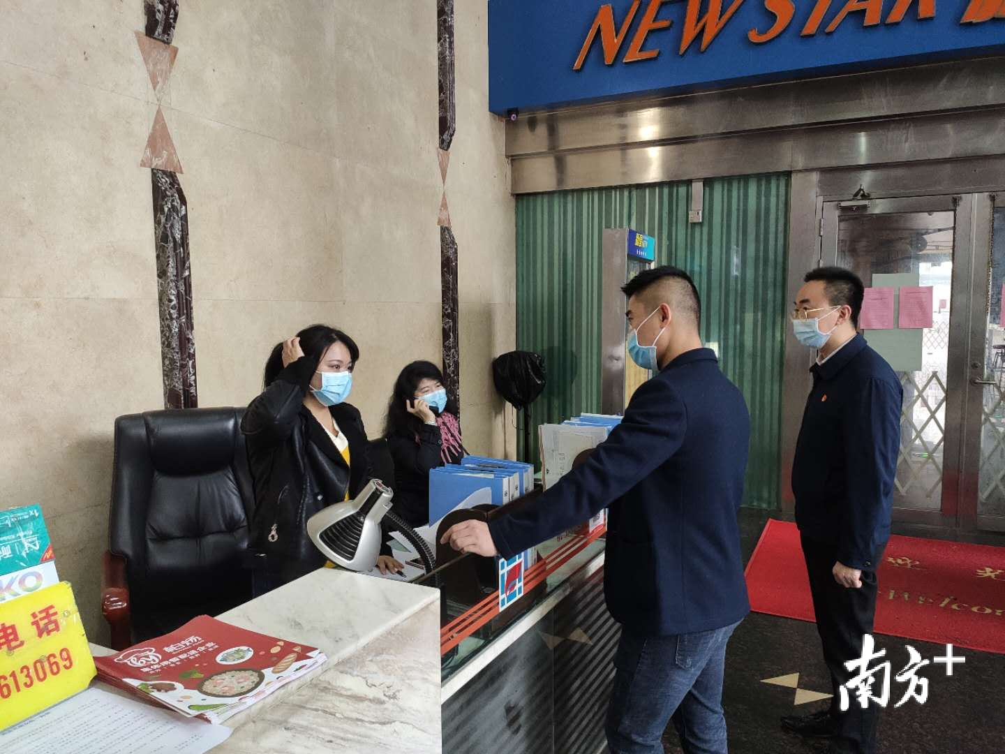 黄浩良（右）开展日常走访、发动、宣传工作。