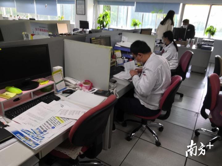 办公室加装了隔板,员工正在忙于手头上的事情,甚少交流.