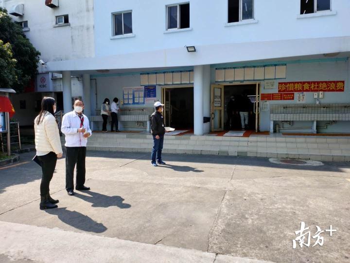 大和生产中心长兼总务统括部统括部长张维成（左二），正在食堂门口监督食堂的防疫措施是否落实。