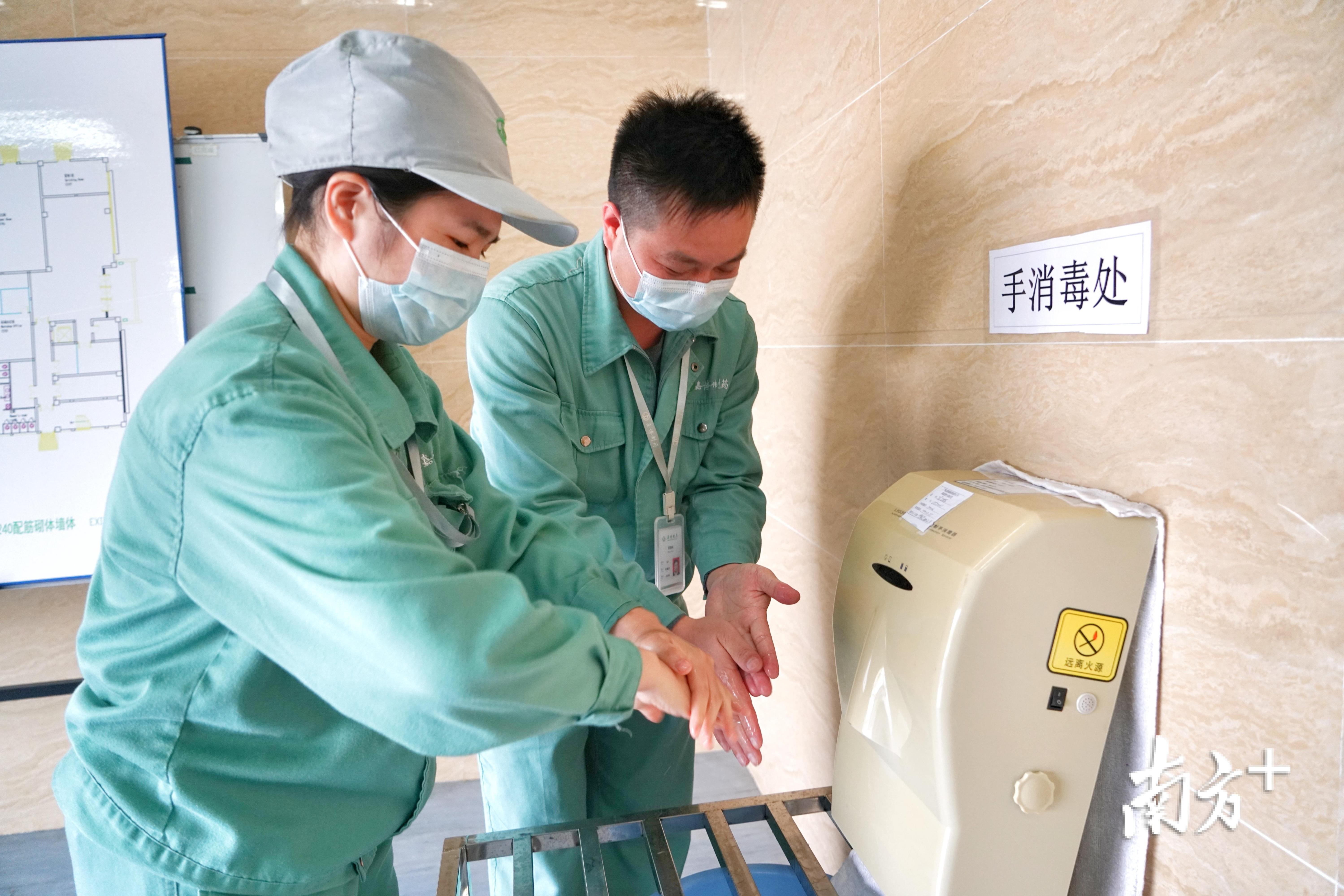 车间内,新增设的酒精洗手机.梁素雅 摄