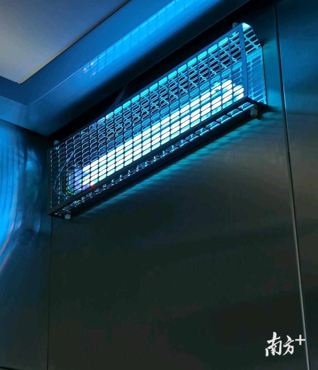 “电梯智能消毒杀菌系统”在电梯轿厢内看起来就像个日光灯。