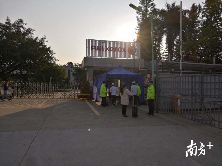 员工要在工厂入口经过身份核查和体温检测才能进入厂区
