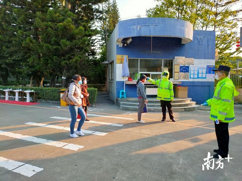 员工下班时，还要再接受一次体温检测。