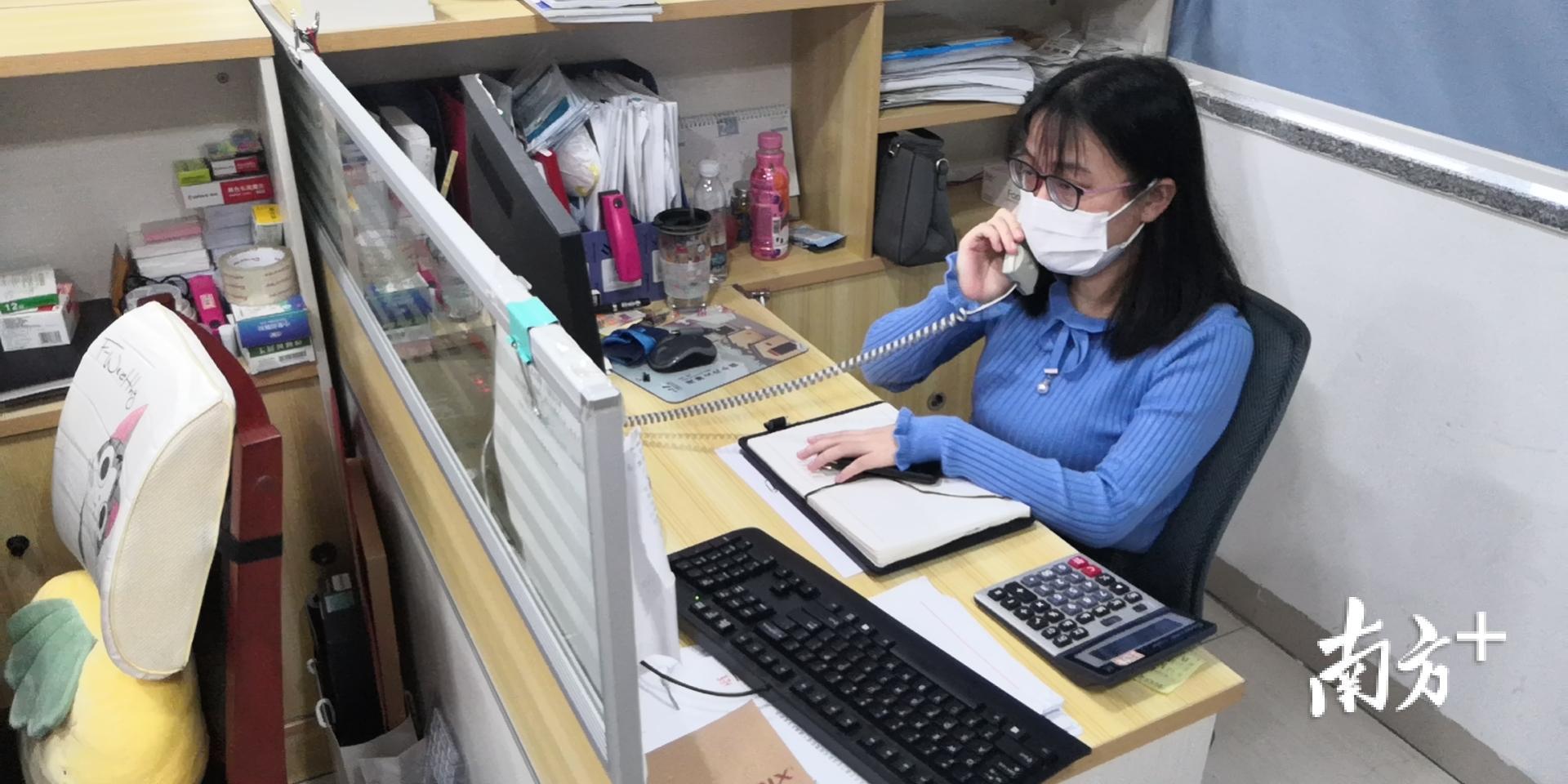 企业服务中心工作人员接受企业的电话咨询 企业服务中心工作人员接受企业的电话咨询