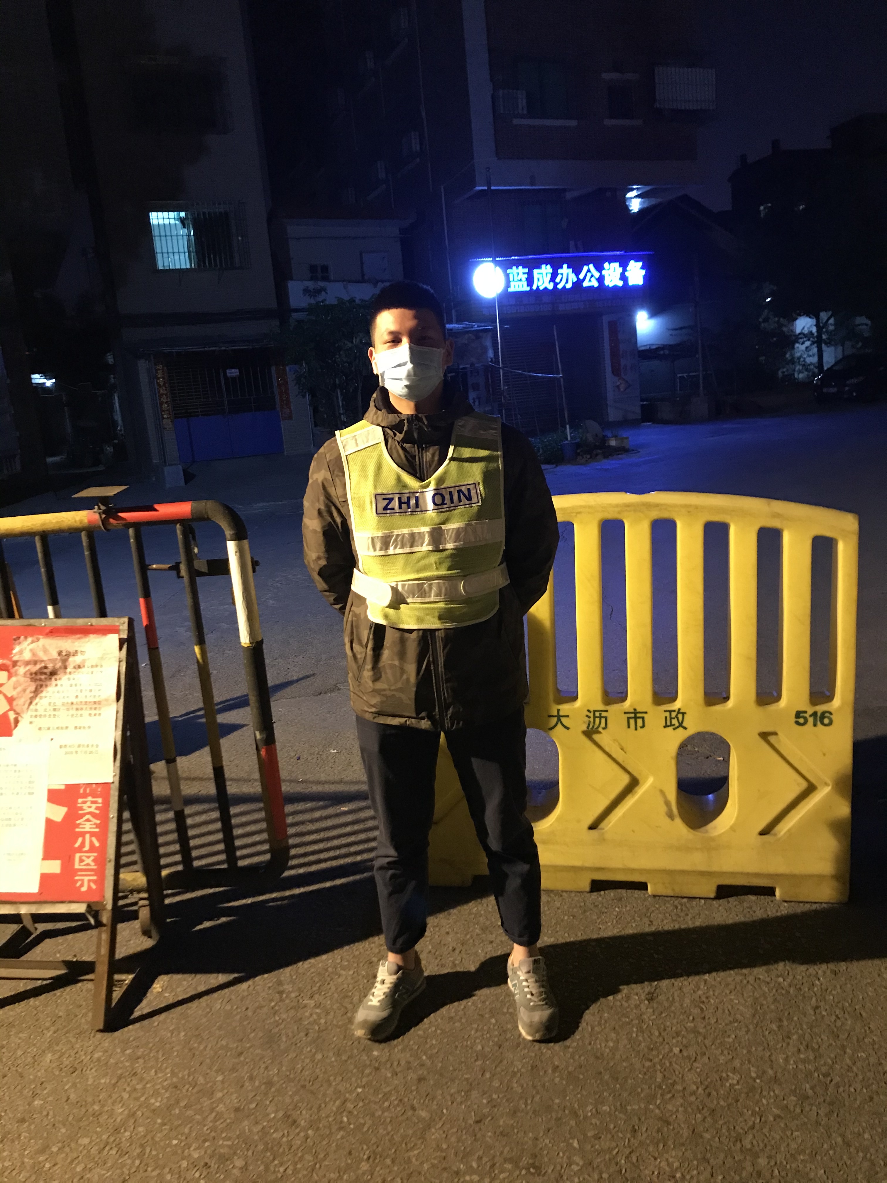 大沥镇联滘社区内，大学生潘杰威在关口值守。