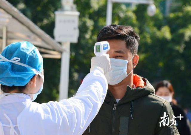 体温检测枪是做好疫情防控的重要医疗器械之一.记者黄津 摄