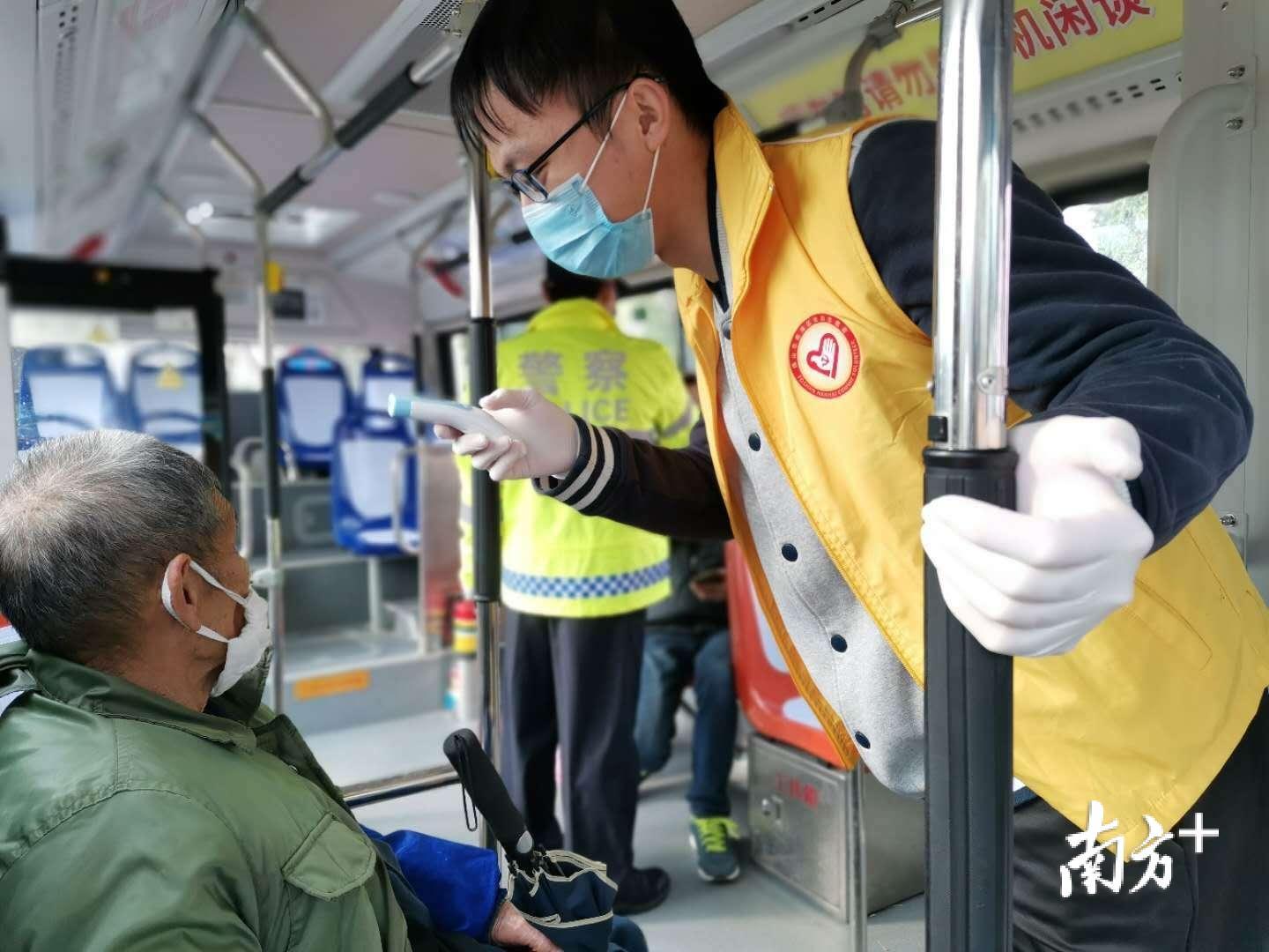 里水镇贤僚村大学生正在为村民测量体温。