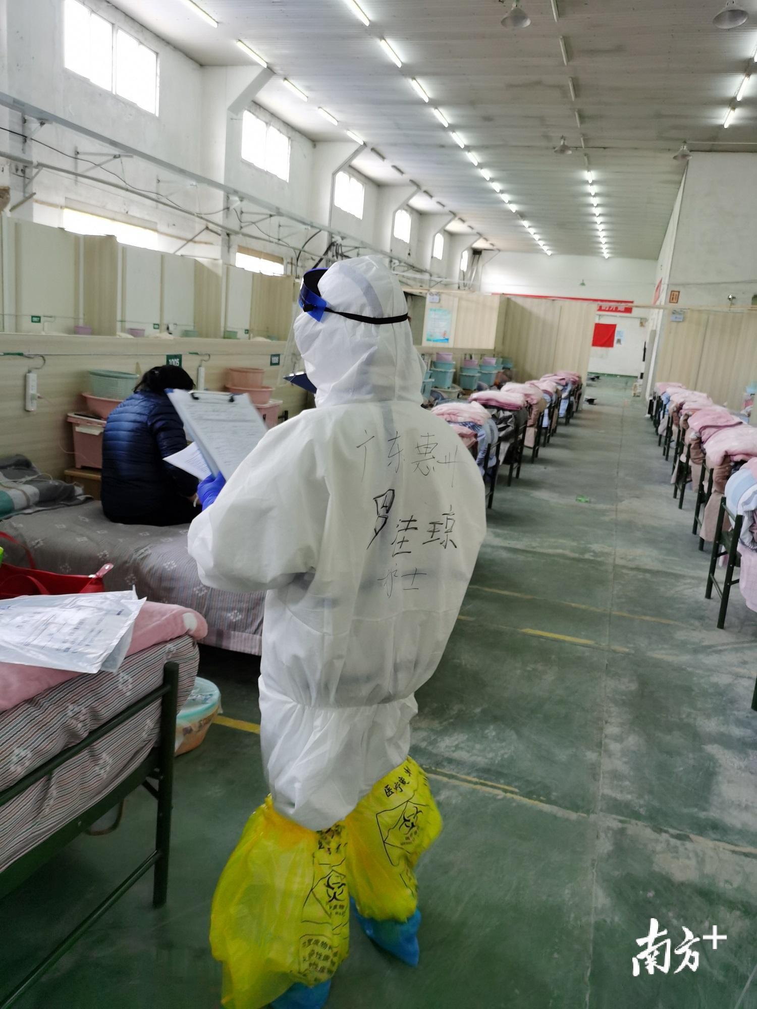 虽然觉得自己像个木偶人,但她依然努力地穿梭在病床间。 虽然觉得自己像个木偶人,但她依然努力地穿梭在病床间。