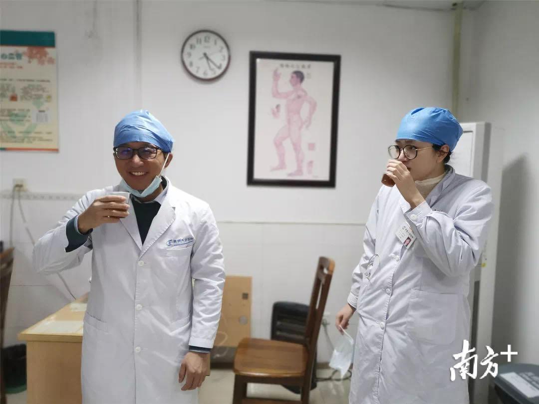 莞城医院煎制防疫茶派送到医务人员手上。(莞城医院供图) 莞城医院煎制防疫茶派送到医务人员手上。(莞城医院供图)
