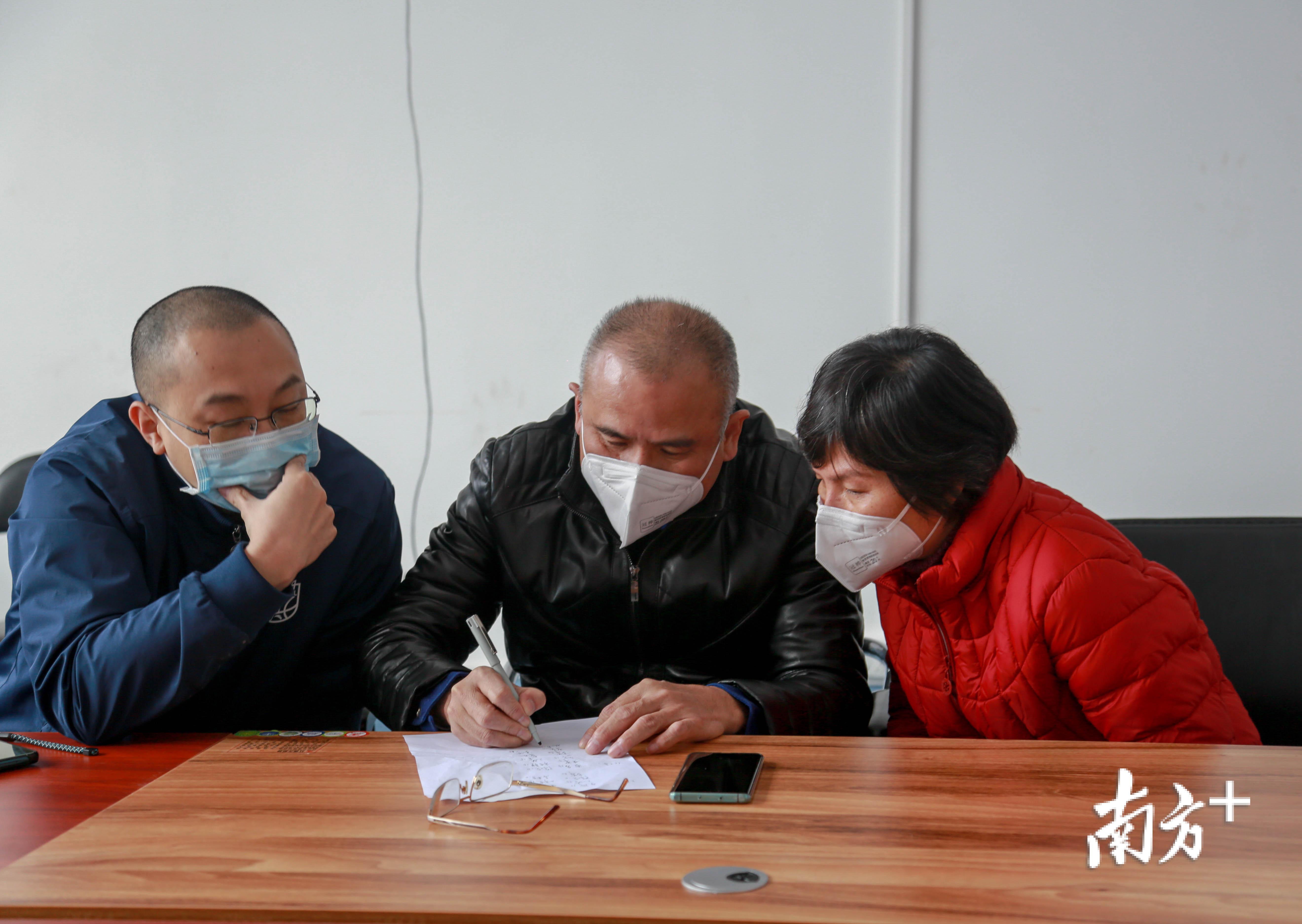 中医专家患者会诊,并开出中药方。(受访单位供图) 中医专家患者会诊,并开出中药方。(受访单位供图)