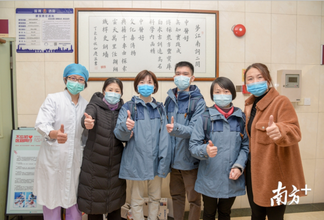 李水兰（左三）在出发前与同事合影