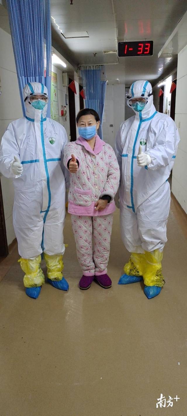 广州中医药大学第一附属医院团队队长温敏勇（右一）、支部书记詹少锋（左一）与病人。