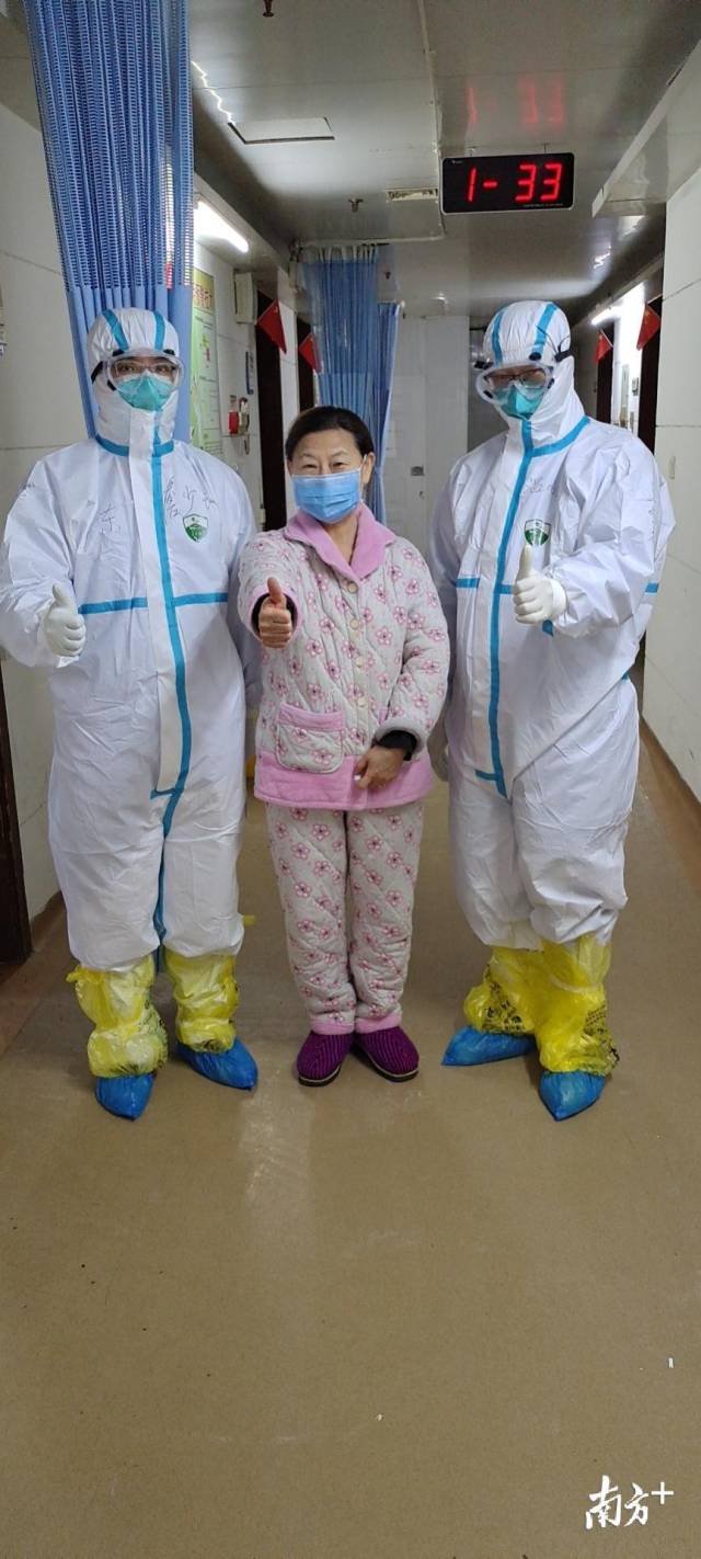 广州中医药大学第一附属医院团队队长温敏勇(右一)、支部书记詹少锋(左一)与病人。 广州中医药大学第一附属医院团队队长温敏勇(右一)、支部书记詹少锋(左一)与病人。