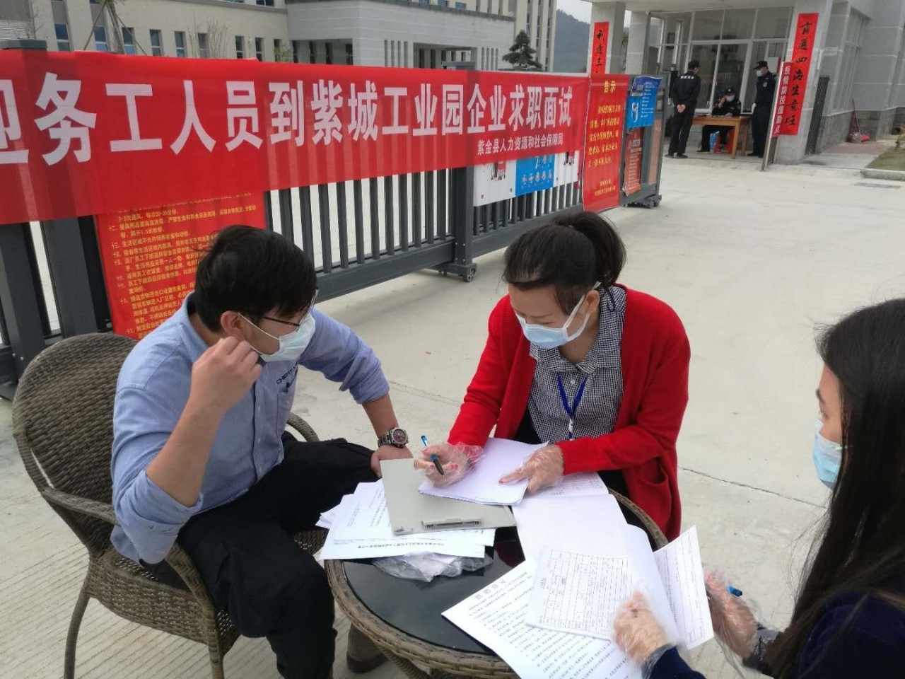 不少求职者现场签订了意向协议。