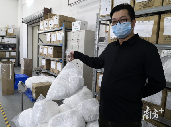 满大服装生产的口罩带。罗湛贤 摄