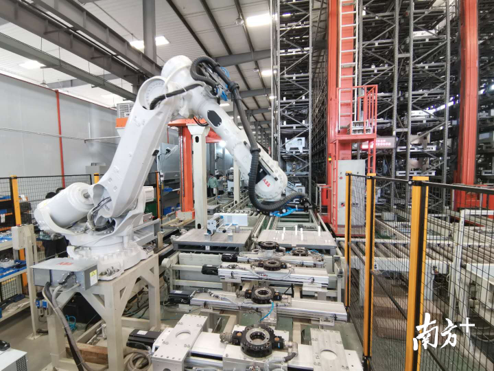 松川机械的自动化生产线，目前已经全力转产口罩包装机。熊程摄