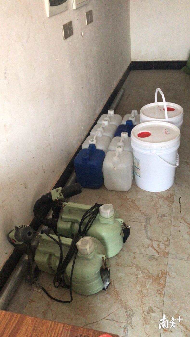 为全面保障工人及群众的身体健康和生命安全，施工方前期做了大量准备工作。