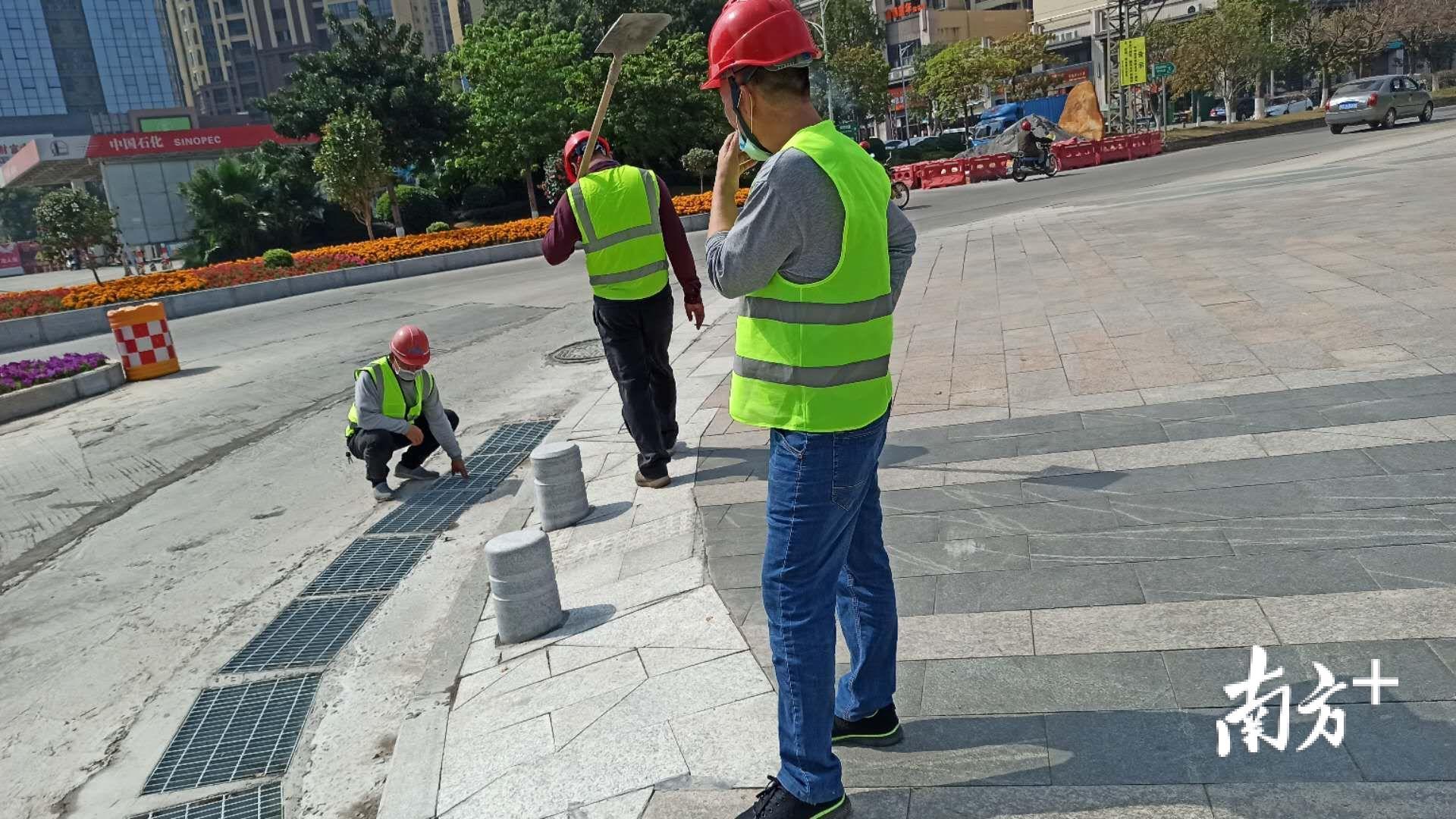 工程现场，工人正有序施工。