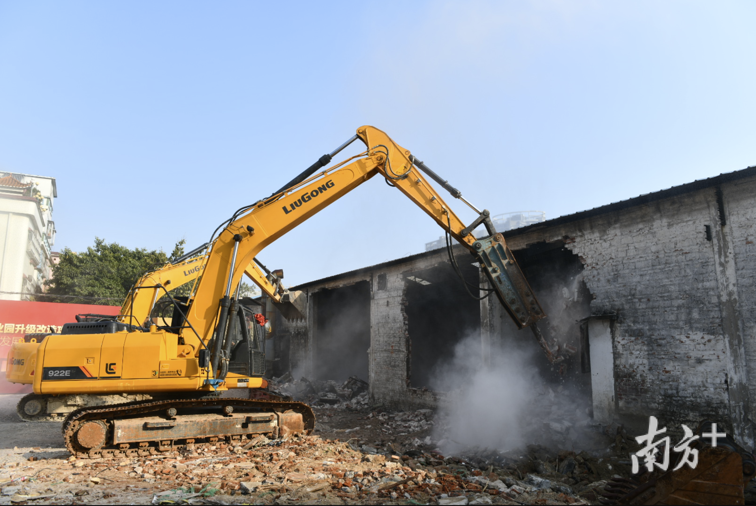 2020年，桂城计划启动32个村级工业园改造项目。图为桂城平稳工业区拆除现场。戴嘉信 摄