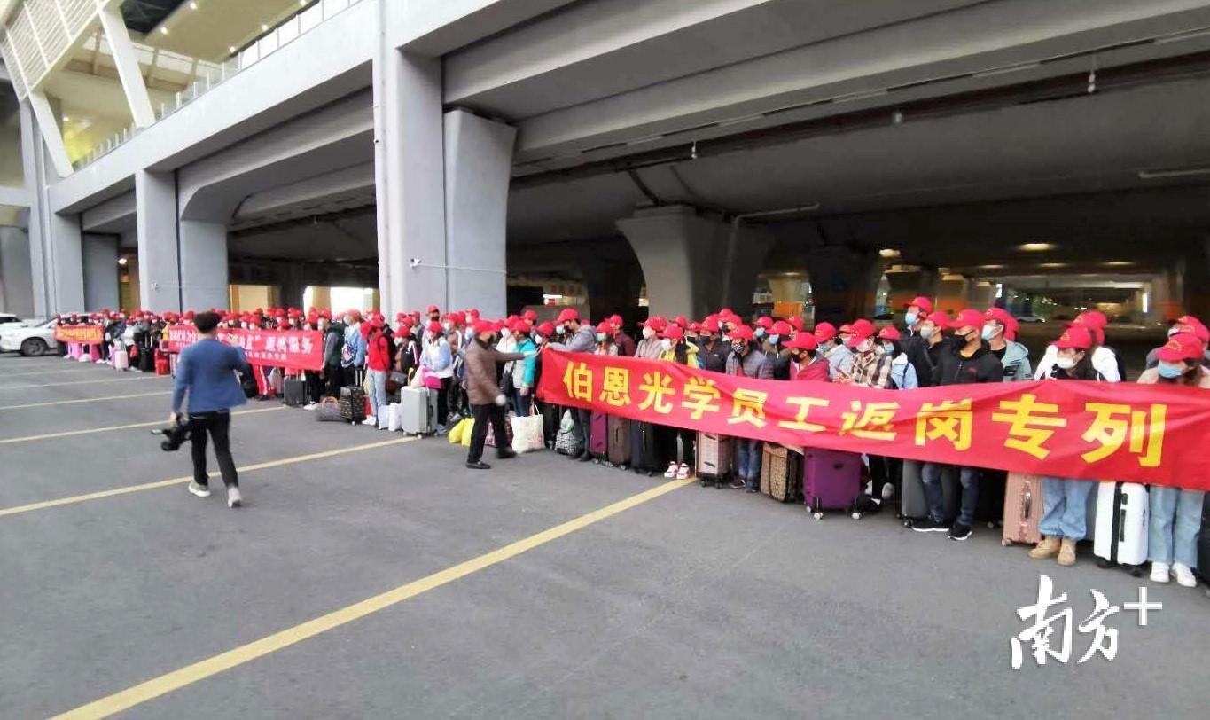 惠州开通“点对点”定制运输服务,打响“抢人大战”助力企业复工复产。(梁维春 摄) 惠州开通“点对点”定制运输服务,打响“抢人大战”助力企业复工复产。(梁维春 摄)