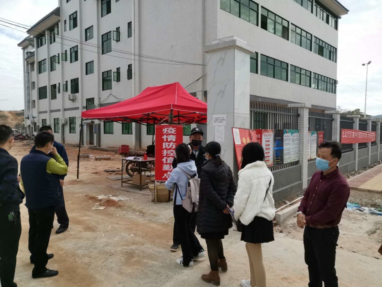 求职者进入招聘会现场前，须先接受体温检测。