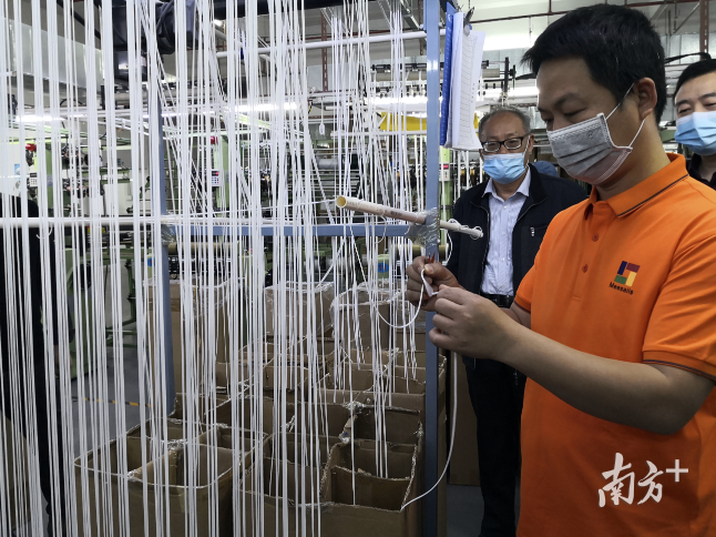 满大服装开发的设备只需2人就可以负责5台机器的日常维护和包装。罗湛贤 摄