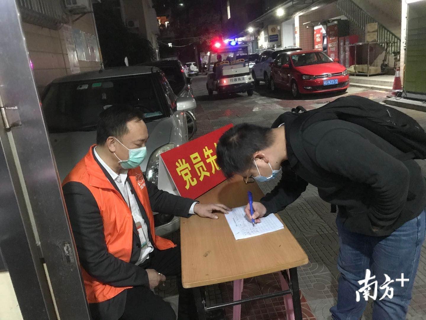 （援助组与基层干部“白加黑”，做好防控的每一步。受访者供图