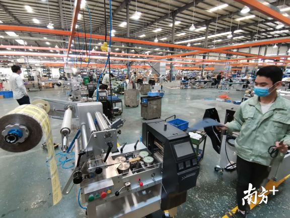 工程师正在对包装机做最后的调试。熊程摄