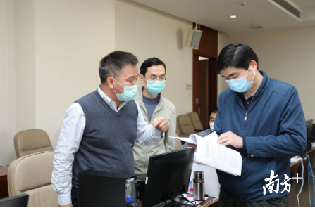 湛江市疫情防控指挥部物资保障组正在进行业务探讨。 张锋锋 摄