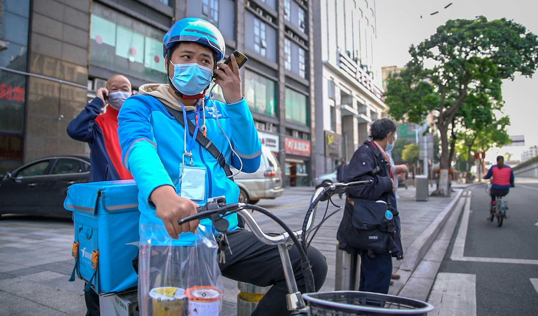 外卖快递小哥们的一天:传递城市温暖