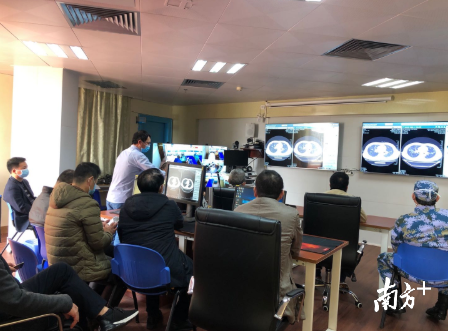2月19日，专家工作组到廉江市人民医院会诊。