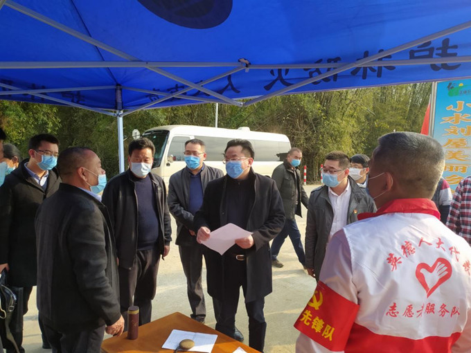 英德市委书记吴耿淡(右五),市委常委侯之虎(左四)在桥头镇仙蕉坑村