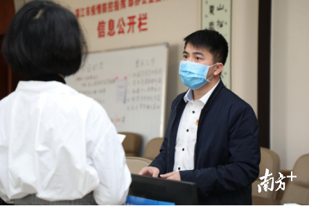 宣传信息组成员、市委宣传部新闻科副科长梁妃忠正在协调工作	。张锋锋  摄