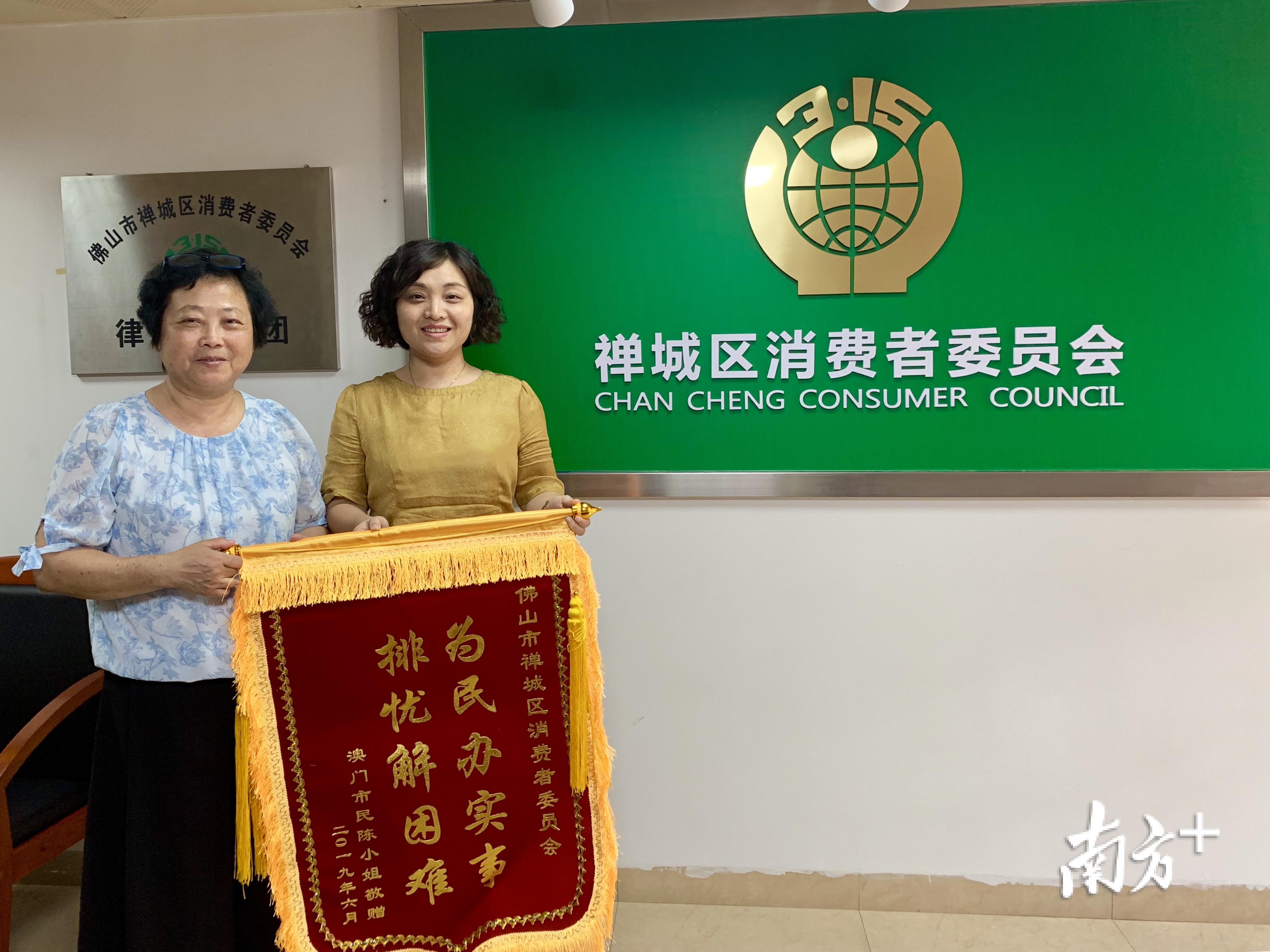 右一为黄岚。 右一为黄岚。