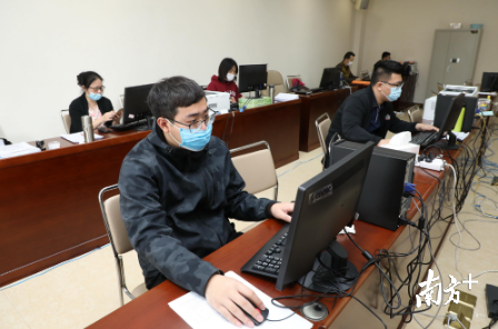湛江市疫情防控指挥部综合组正在紧张工作。张锋锋 摄