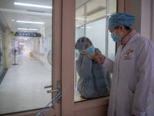 记者蹲点十天，在广州“小汤山”看到了这些故事