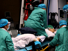 疫情下的急诊科：路人偶遇拍下生死抢救