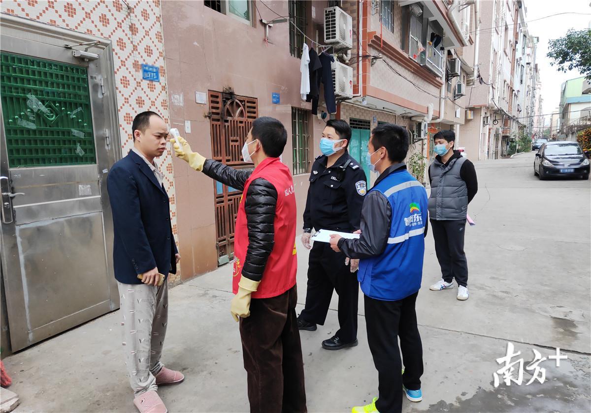 20200202东坑镇塔岗村网格员与村干、公安对居家隔离人员测量体温并记录 20200202东坑镇塔岗村网格员与村干、公安对居家隔离人员测量体温并记录