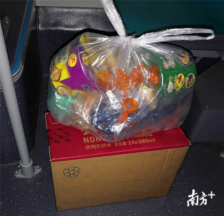 冯小鹏为有需要的患者提供生活物资的帮助。