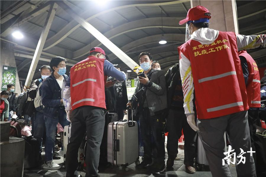 东莞市直机关抗疫工作队在一线工作。 南方日报记者 孙俊杰 摄 东莞市直机关抗疫工作队在一线工作。 南方日报记者 孙俊杰 摄