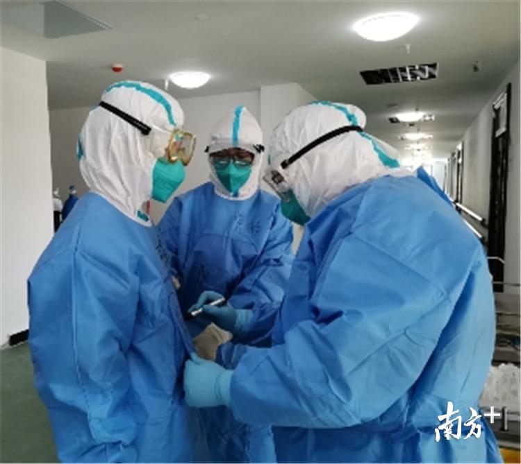 为了更好地辨认彼此，互相帮彼此写名字。