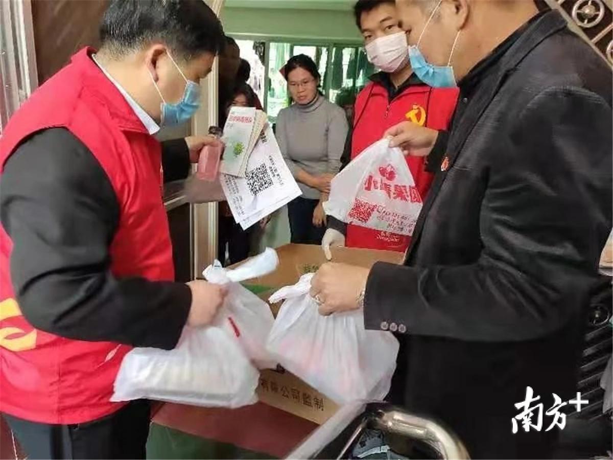 工作人员把礼品送到每一户居家隔离的群众 工作人员把礼品送到每一户居家隔离的群众