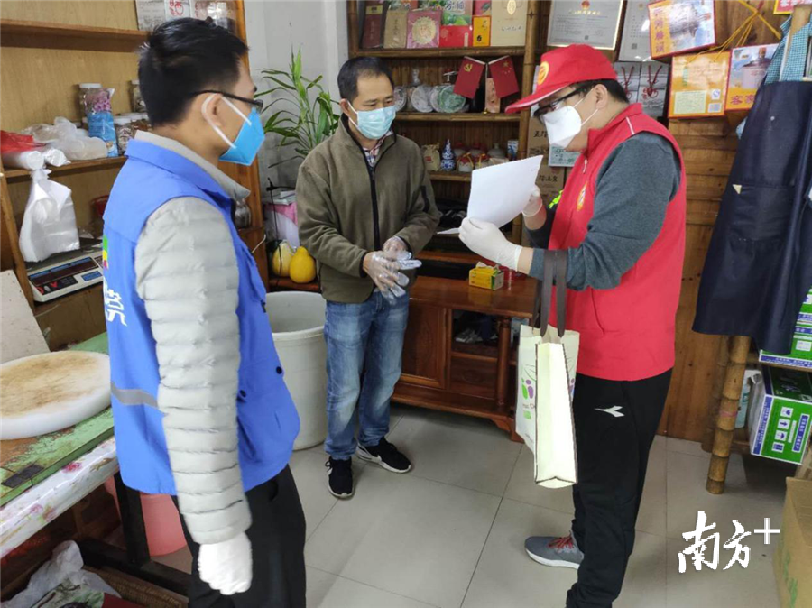 靳诗毅走访居民(右一) 靳诗毅走访居民(右一)