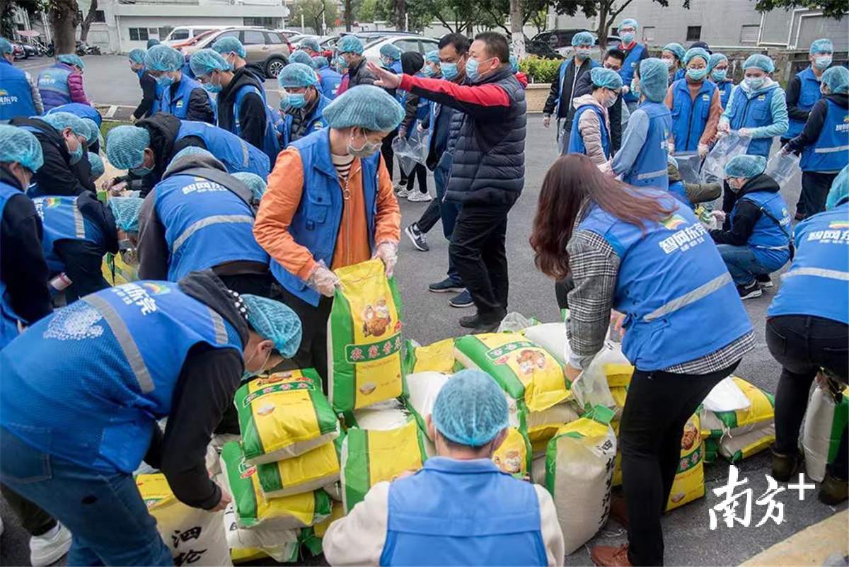 网格员为群众发放物资 网格员为群众发放物资